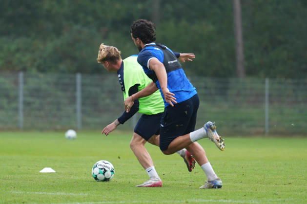 Deutschland: Fussball, Trainingseinheit, 3. Liga, Saison 2026-2027, NVB-Campus, SV Meppen, Dienstag, 06.10.2026, Vormittagstraining: Dominique Domröse (SV Meppen, 2) im Laufduell mit Stefan Rankin (SV Meppen, 33) Copyright: xLennxLübbersx