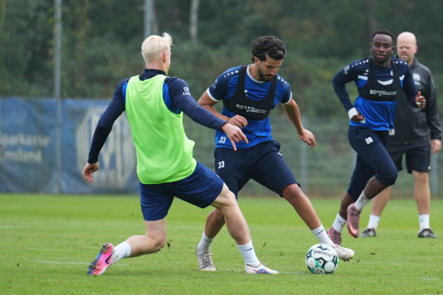 Deutschland: Fussball, Trainingseinheit, 3. Liga, Saison 2026-2027, NVB-Campus, SV Meppen, Dienstag, 06.10.2026, Vormittagstraining: Stefan Rankin (SV Meppen, 33) dribbelt an Jona Borsum (SV Meppen, 4) vorbei Copyright: xLennxLübbersx