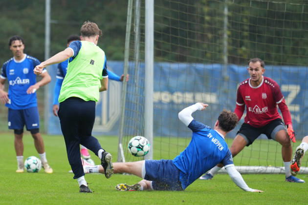 Deutschland: Fussball, Trainingseinheit, 3. Liga, Saison 2026-2027, NVB-Campus, SV Meppen, Dienstag, 06.10.2026, Vormittagstraining: Tobias Mißner Tobias Missner (SV Meppen, 3) blockt Schuss von Henrik Wittrock (SV Meppen, 24) Copyright: xLennxLübbersx