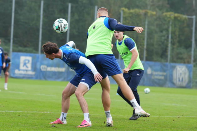 Deutschland: Fussball, Trainingseinheit, 3. Liga, Saison 2026-2027, NVB-Campus, SV Meppen, Dienstag, 06.10.2026, Vormittagstraining: Jannic Ehlers (SV Meppen, 17) im Duell mit Tobias Mißner Tobias Missner (SV Meppen, 3) Copyright: xLennxLübbersx