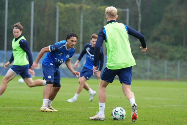 Deutschland: Fussball, Trainingseinheit, 3. Liga, Saison 2026-2027, NVB-Campus, SV Meppen, Dienstag, 06.10.2026, Vormittagstraining: Luca Prasse (SV Meppen, 31) am Ball, stehend vor Niclas Nadj (SV Meppen, 40) Copyright: xLennxLübbersx