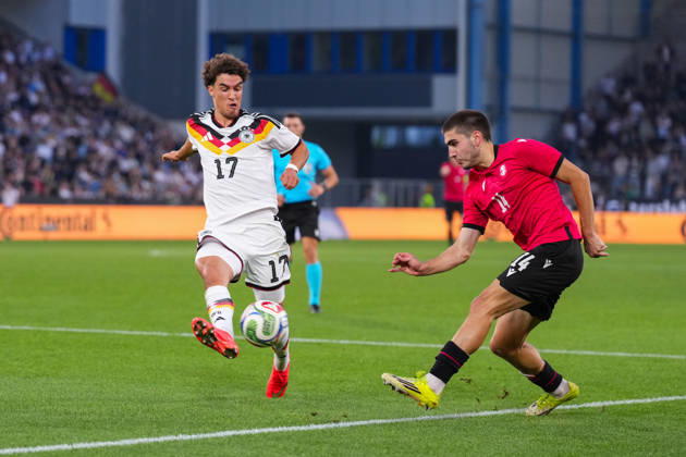06.10.2026, xydrx, Herren, Fußball, Länderspiel, U21, U 21 EM-Qualifikation, Deutchland - Georgien, Saison 2026 2027, Schüco Arena: Noah Darvich (GER, 17) im Zweikampf gegen Aleko Basiladze (GEO, 14) DFB regulations prohibit any use of photographs as image sequences and or quasi-video. Copyright: HMBxMedia YannisxDreimann