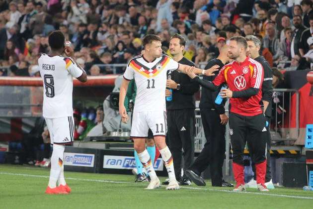 06.10.2026 Fußball Herren 2026 2027 UEFA U21, U 21 EM-Qualifikation 12. Spieltag Deutschland - Georgien SchücoArena Bielefeld Dzenan Pejcinovic (Deutschland, 11, weiß) und Shkodran Mustafi (Deutschland, Co-Trainer) nach dem 2:0. Bielefeld Nordrhein-Westfalen Deutschland