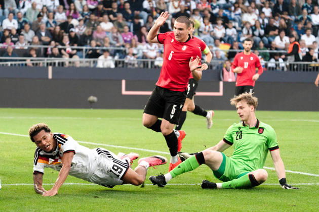 Deutschland: U21, U 21 EM-Qualifikation 2026 2027, Deutschland U21 vs. Georgien U21, Nationalmannschaft, DFB Länderspiel Dienstag 27.03.2026, Schüco Arena, Bielefeld Paris Brunner fällt Mikheil Makatsaria Copyright: xCelinaxLeiersx