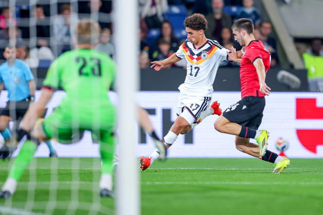 06.10.2026, Fußball, U21, U 21 Länderspiel, Deutschland - Georgien, Qualifikation U21-EM 2027, Almstadion (Bielefeld): Noah Darvich (U21 GER 17) beim Schuss auf das Tor von Papuna Beruashvili (U21 Georgien 23) im Zweikampf gegen Aleksandre Narimanidze (U21 Georgien 04) DFB regulations prohibit any use of photographs as image sequences and or quasi-video. Nordrhein-Westfalen Deutschland