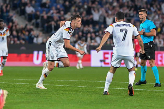 U21, U 21 Laenderspiel - 26 27 - Deutschland - Georgien am 06.10.2026 in der SchücoArena in Bielefeld Jubel, Torjubel, Torschuetze, Torschütze Dzenan Pejcinovic (Deustchland) jubelt nach seinem Tor zum 2:0.