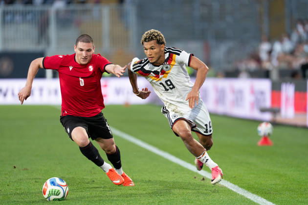 06.10.2026, GER, Deutschland U21, U 21 vs Georgien U21 Zweikampf zwischen Paris Brunner (Deutschland U21, 19) und Aleksandre Amisulashvili (Georgien U21, 5) Bielefeld SchücoArena Bielefeld Deutschland Copyright: xnordphotoxGmbHx xChristianxSchulzex