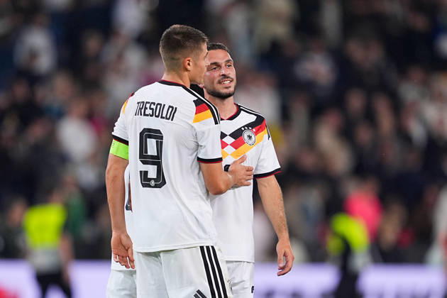 06.10.2026, xydrx, Herren, Fußball, Länderspiel, U21, U 21 EM-Qualifikation, Deutchland - Georgien, Saison 2026 2027, Schüco Arena: Nicolo Tresoldi (GER, 9) und Arijon Ibrahimovic (GER, 7) freuen sich über den Sieg DFB regulations prohibit any use of photographs as image sequences and or quasi-video. Copyright: HMBxMedia YannisxDreimann