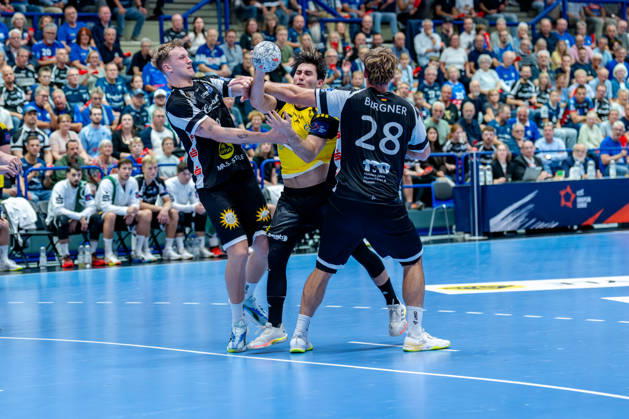 Solingen, 06.10.2026, Handball, Herren, EHF, European League, Gruppenphase, 2. Spieltag, 2026 2027, Bergischer HC - IK Sävehof Sebastian Durlanu (IK Sävehof, 15) im Zweikampf mit Tom Bergner (Bergischer HC, 28) und Nico Schöttle (Bergischer HC, 8)