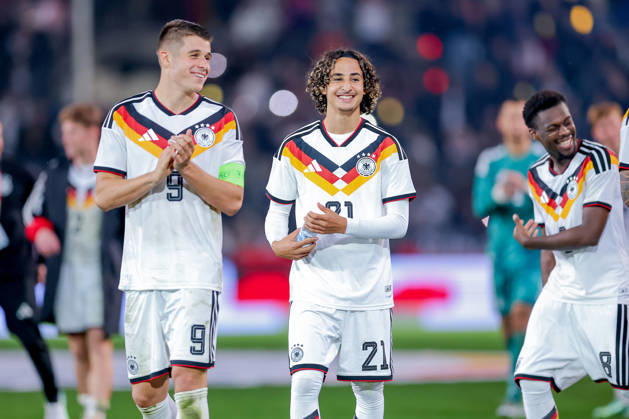 06.10.2026, Fußball, U21, U 21 Länderspiel, Deutschland - Georgien, Qualifikation U21-EM 2027, Almstadion (Bielefeld): Abschlussjubel nach dem 2:0 Sieg für Deutschland - Wael Mohya (U21 GER 21) neben Nicolo Tresoldi (U21 GER 09) DFB regulations prohibit any use of photographs as image sequences and or quasi-video. Nordrhein-Westfalen Deutschland