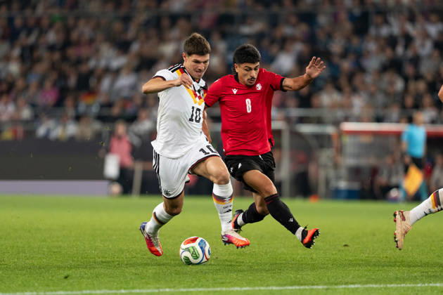 06.10.2026, GER, Deutschland U21, U 21 vs Georgien U21 Zweikampf zwischen Mert Kömür (Deutschland U21, 10) und Giorgi Robakidze (Georgien U21, 8) Bielefeld SchücoArena Bielefeld Deutschland Copyright: xnordphotoxGmbHx xChristianxSchulzex