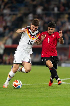 06.10.2026, GER, Deutschland U21, U 21 vs Georgien U21 Zweikampf zwischen Mert Kömür (Deutschland U21, 10) und Giorgi Robakidze (Georgien U21, 8) Bielefeld SchücoArena Bielefeld Deutschland Copyright: xnordphotoxGmbHx xChristianxSchulzex