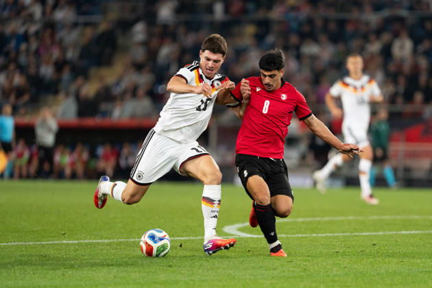 06.10.2026, GER, Deutschland U21, U 21 vs Georgien U21 Zweikampf zwischen Mert Kömür (Deutschland U21, 10) und Giorgi Robakidze (Georgien U21, 8) Bielefeld SchücoArena Bielefeld Deutschland Copyright: xnordphotoxGmbHx xChristianxSchulzex