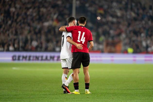 06.10.2026, GER, Deutschland U21, U 21 vs Georgien U21 Arijon Ibrahimovic (Deutschland U21, 7) und Aleko Basiladze (Georgien U21, 14) nehmen sich im Arm Bielefeld SchücoArena Bielefeld Deutschland Copyright: xnordphotoxGmbHx xChristianxSchulzex