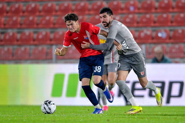 v.li.: Constantin Strunz (Unterhaching, 38) Nassim Boujellab (Regensburg, 10) im Zweikampf, Duell, duel, tackle, Dynamik, Action, Aktion, 06.10.2026, Unterhaching (Deutschland), Fussball, BFV Verbandspokal, Viertelfinale, SpVgg Unterhaching - SSV Jahn Regensburg
