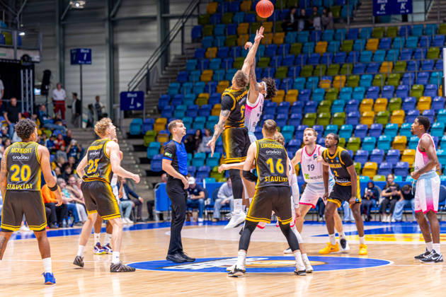 FRANKFURT AM MAIN, GERMANY - OCTOBER 6: Tip-Off during the BKT EuroCup 2026 27, match between Frankfurt Skyliners vs. BC Siauliai at Suewag Energie Arena on October 6, 2026 in Frankfurt am Main, Germany. Hessen Germany Copyright: xBEAUTIFULxSPORTS Freudensteinx