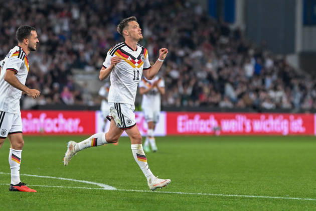 U21, U 21 Laenderspiel - 26 27 - Deutschland - Georgien am 06.10.2026 in der SchücoArena in Bielefeld Jubel, Torjubel, Torschuetze, Torschütze Dzenan Pejcinovic (Deustchland) jubelt nach seinem Tor zum 2:0.