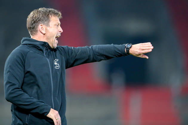 Trainer Holger Seitz (Unterhaching) gibt Anweisungen, gestikuliert, mit den Armen gestikulieren, gives instructions, gesticulate, Einzelbild, Aktion, Action, 06.10.2026, Unterhaching (Deutschland), Fussball, BFV Verbandspokal, Viertelfinale, SpVgg Unterhaching - SSV Jahn Regensburg