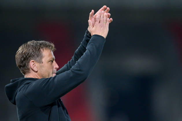 Trainer Holger Seitz (Unterhaching) gibt Anweisungen, gestikuliert, mit den Armen gestikulieren, gives instructions, gesticulate, Einzelbild, Aktion, Action, 06.10.2026, Unterhaching (Deutschland), Fussball, BFV Verbandspokal, Viertelfinale, SpVgg Unterhaching - SSV Jahn Regensburg