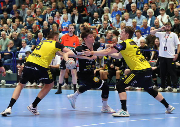 v.l. Birgir Steinn Jonsson (IK Saevehof 08), Soeren Steinhaus (Bergischer HC 53), Janne Delkvist (IK Saevehof 28) im Hintergrund Linus Ekman (IK Saevehof Trainer) GER, Bergischer HC06 vs. IK Saevehof, Handball, EHF Europa League 2026 27, 2. Spieltag, Spielzeit 2026 2027, 06.10.2026 GER, Bergischer HC06 vs. IK Saevehof, Handball, EHF Europa League 2026 27, 2. Spieltag, Spielzeit 2026 2027, 06.10.2026 Solingen-Mitte Copyright: xEibner-Pressefoto ThomasxStoeckerx EP_TSR