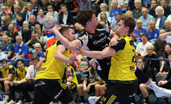 v.l. Birgir Steinn Jonsson (IK Saevehof 08), Soeren Steinhaus (Bergischer HC 53), Janne Delkvist (IK Saevehof 28) GER, Bergischer HC06 vs. IK Saevehof, Handball, EHF Europa League 2026 27, 2. Spieltag, Spielzeit 2026 2027, 06.10.2026 GER, Bergischer HC06 vs. IK Saevehof, Handball, EHF Europa League 2026 27, 2. Spieltag, Spielzeit 2026 2027, 06.10.2026 Solingen-Mitte Copyright: xEibner-Pressefoto ThomasxStoeckerx EP_TSR