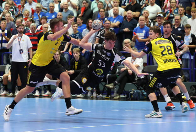v.l. Birgir Steinn Jonsson (IK Saevehof 08), Soeren Steinhaus (Bergischer HC 53), Janne Delkvist (IK Saevehof 28) GER, Bergischer HC06 vs. IK Saevehof, Handball, EHF Europa League 2026 27, 2. Spieltag, Spielzeit 2026 2027, 06.10.2026 GER, Bergischer HC06 vs. IK Saevehof, Handball, EHF Europa League 2026 27, 2. Spieltag, Spielzeit 2026 2027, 06.10.2026 Solingen-Mitte Copyright: xEibner-Pressefoto ThomasxStoeckerx EP_TSR