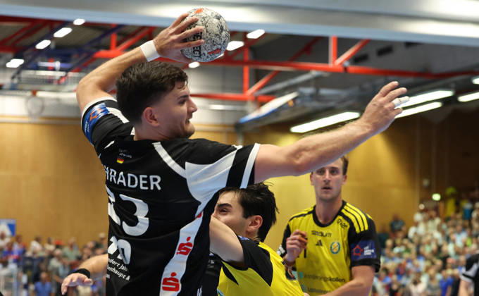 v.l. Janik Schrader (Bergischer HC 23), Sebastian Durlanu (IK Saevehof 15), David Sandberg (IK Saevehof 21) GER, Bergischer HC06 vs. IK Saevehof, Handball, EHF Europa League 2026 27, 2. Spieltag, Spielzeit 2026 2027, 06.10.2026 GER, Bergischer HC06 vs. IK Saevehof, Handball, EHF Europa League 2026 27, 2. Spieltag, Spielzeit 2026 2027, 06.10.2026 Solingen-Mitte Copyright: xEibner-Pressefoto ThomasxStoeckerx EP_TSR