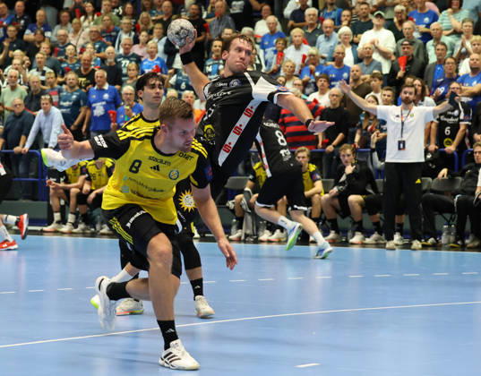 v.l. Birgir Steinn Jonsson (IK Saevehof 08), Tom Bergner (Bergischer HC 28) im Hintergrund Sebastian Durlanu (IK Saevehof 15) und Linus Ekman (IK Saevehof Trainer) GER, Bergischer HC06 vs. IK Saevehof, Handball, EHF Europa League 2026 27, 2. Spieltag, Spielzeit 2026 2027, 06.10.2026 GER, Bergischer HC06 vs. IK Saevehof, Handball, EHF Europa League 2026 27, 2. Spieltag, Spielzeit 2026 2027, 06.10.2026 Solingen-Mitte Copyright: xEibner-Pressefoto ThomasxStoeckerx EP_TSR
