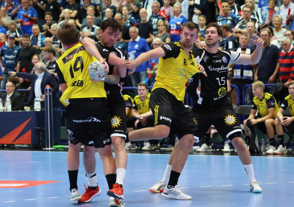 v.l. Tobias Trommler (IK Saevehof 14),Tim Hilding (Bergischer HC 17) , Birgir Steinn Jonsson (IK Saevehof 08), Lars Kooij (Bergischer HC 15) GER, Bergischer HC06 vs. IK Saevehof, Handball, EHF Europa League 2026 27, 2. Spieltag, Spielzeit 2026 2027, 06.10.2026 GER, Bergischer HC06 vs. IK Saevehof, Handball, EHF Europa League 2026 27, 2. Spieltag, Spielzeit 2026 2027, 06.10.2026 Solingen-Mitte Copyright: xEibner-Pressefoto ThomasxStoeckerx EP_TSR