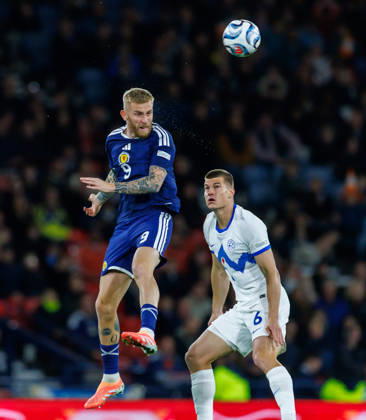06.10.2026 Scotland v Slovenia, UEFA Nations League, League B Group 1 : Oli McBurnie wins a header against Jaka Bijol Copyright: xKennyxRamsay.Scotlandx NINTCHDBPICT001113834680