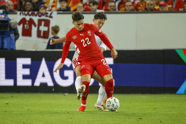 Fabian Rieder (Schweiz, 22) und Dimitar Mitrovski (Nordmazedonien, 20) im Zweikampf , Schweiz, UEFA , Nations League, Matchday 4, Schweiz vs. Nordmazedonien, 06.10.2026, Luzern Swissporarena Schweiz Copyright: xGrantxHubbsx