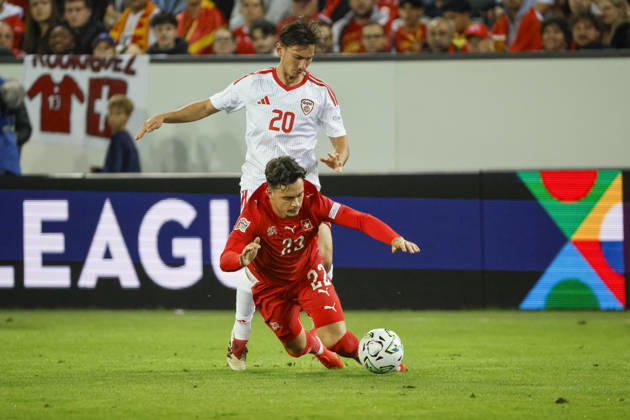 Fabian Rieder (Schweiz, 22) und Dimitar Mitrovski (Nordmazedonien, 20) im Zweikampf , Schweiz, UEFA , Nations League, Matchday 4, Schweiz vs. Nordmazedonien, 06.10.2026, Luzern Swissporarena Schweiz Copyright: xGrantxHubbsx