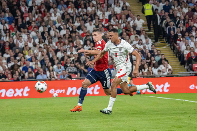 06.10.2026, xdaymx, Fussball Nations League, England - Tschechien. vl. Jiri Slama (Tschechien) im Zweikampf gegen Trent Alexander-Arnold (England). London