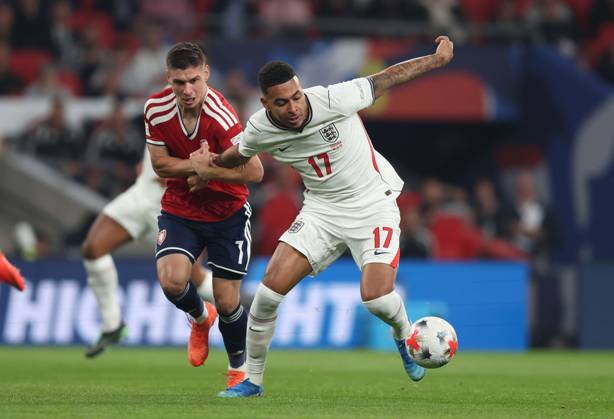 UEFA Nations League - England v Czechia LONDON, ENGLAND, OCTOBER 6: Morgan Rogers of England national team, Nationalteam battles for the ball with Jiri Slama of Czechia National Team during The UEFA Nations League match in Group A3 between England v Czechia at Wembley Stadium, London, England, on October 6. (Photo by Daniel Weir) London Wembley Stadium England Copyright: xDanielxWeir SportsxPressxPhotox Sportspressphoto_SPR247213
