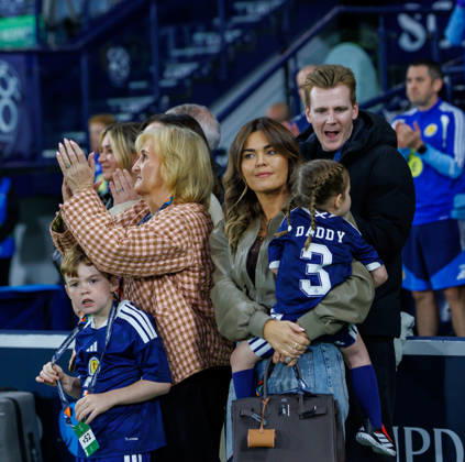 06.10.2026 Scotland v Slovenia, UEFA Nations League, League B Group 1 : THe Robertson family look on as Andy reveives his presemtation Copyright: xKennyxRamsay.Scotlandx NINTCHDBPICT001113838187