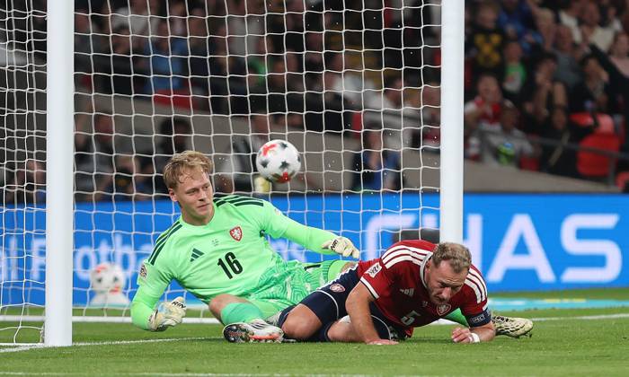 UEFA Nations League - England v Czechia LONDON, ENGLAND, OCTOBER 6: GOAL 1-0, Vladimir Coufal of Czechia national team, Nationalteam scores an own goal to put England 1-0 ahead during The UEFA Nations League match in Group A3 between England v Czechia at Wembley Stadium, London, England, on October 6. (Photo by Daniel Weir) London Wembley Stadium England Copyright: xDanielxWeir SportsxPressxPhotox Sportspressphoto_SPR247226
