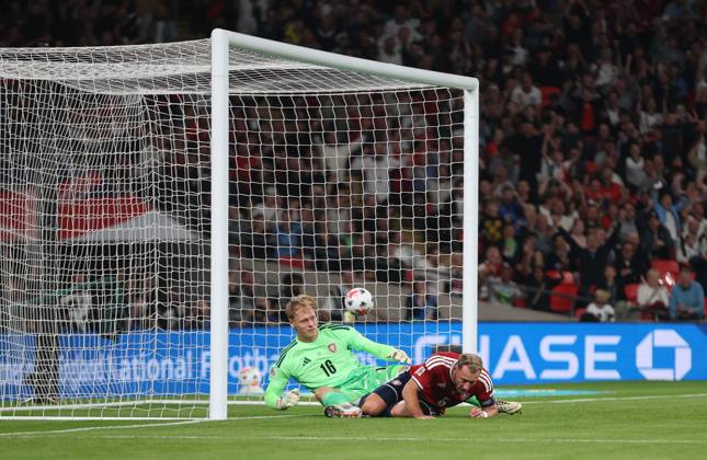 UEFA Nations League - England v Czechia LONDON, ENGLAND, OCTOBER 6: GOAL 1-0, Vladimir Coufal of Czechia national team, Nationalteam scores an own goal to put England 1-0 ahead during The UEFA Nations League match in Group A3 between England v Czechia at Wembley Stadium, London, England, on October 6. (Photo by Daniel Weir) London Wembley Stadium England Copyright: xDanielxWeir SportsxPressxPhotox Sportspressphoto_SPR247230