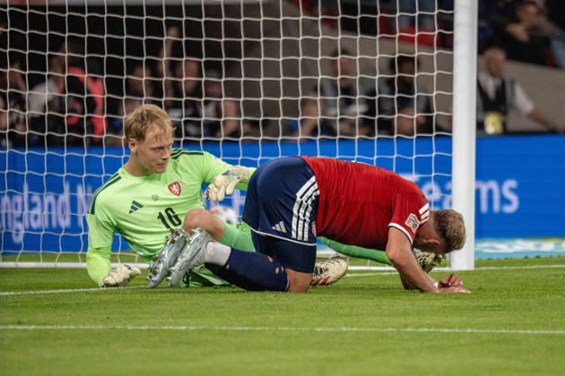 06.10.2026, xdaymx, Fussball Nations League, England - Tschechien. vl. Lukas Hornicek (Tschechien) geschlagen vom eigenen Gegenspieler Vladimir Coufal (Tschechien), der ein Eigentor erzielt. London