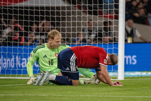06.10.2026, xdaymx, Fussball Nations League, England - Tschechien. vl. Lukas Hornicek (Tschechien) geschlagen vom eigenen Gegenspieler Vladimir Coufal (Tschechien), der ein Eigentor erzielt. London