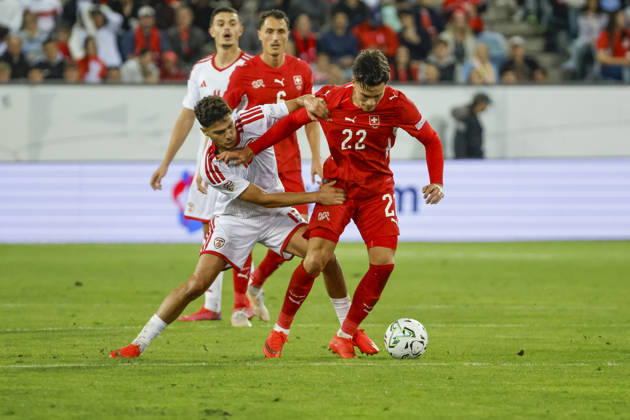 Agon Elezi (Nordmazedonien, 15) und Fabian Rieder (Schweiz, 22) im Zweikampf , Schweiz, UEFA , Nations League, Matchday 4, Schweiz vs. Nordmazedonien, 06.10.2026, Luzern Swissporarena Schweiz Copyright: xGrantxHubbsx