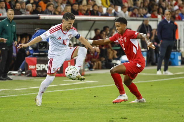 Enis Bardhi (Nordmazedonien, 10) und Sascha Britschgi (Schweiz, 2) im Zweikampf , Schweiz, UEFA , Nations League, Matchday 4, Schweiz vs. Nordmazedonien, 06.10.2026, Luzern Swissporarena Schweiz Copyright: xGrantxHubbsx