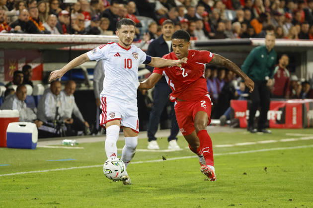 Enis Bardhi (Nordmazedonien, 10) und Sascha Britschgi (Schweiz, 2) im Zweikampf , Schweiz, UEFA , Nations League, Matchday 4, Schweiz vs. Nordmazedonien, 06.10.2026, Luzern Swissporarena Schweiz Copyright: xGrantxHubbsx