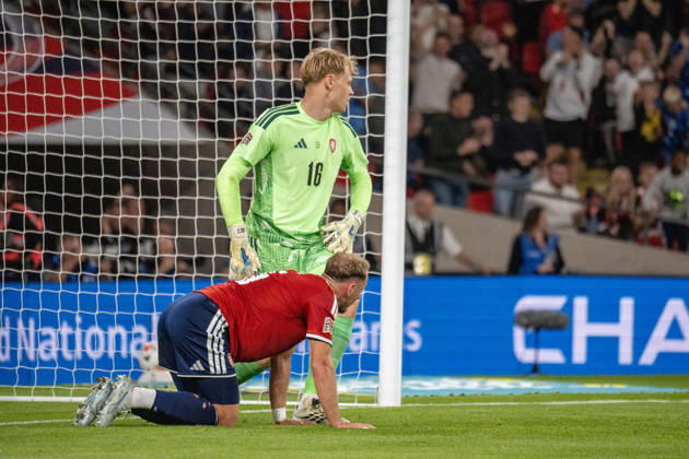 06.10.2026, xdaymx, Fussball Nations League, England - Tschechien. Lukas Hornicek (Tschechien) geschlagen vom eigenen Gegenspieler Vladimir Coufal (Tschechien), der ein Eigentor erzielt. London