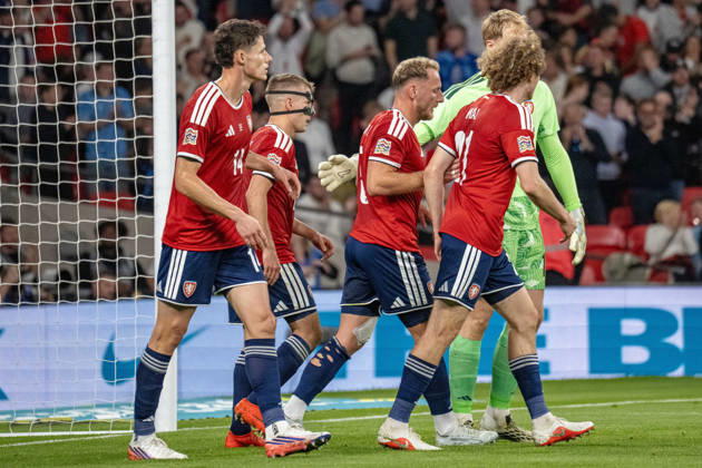 06.10.2026, xdaymx, Fussball Nations League, England - Tschechien. Vladimir Coufal (Tschechien) erzielt ein Eigentor und wird anschließend von seiner Mannschaft getröstet. London