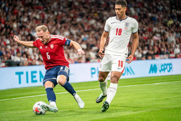 06.10.2026, xdaymx, Fussball Nations League, England - Tschechien. vl. Vladimir Coufal (Tschechien) im Zweikampf mit Jude Bellingham (England) London