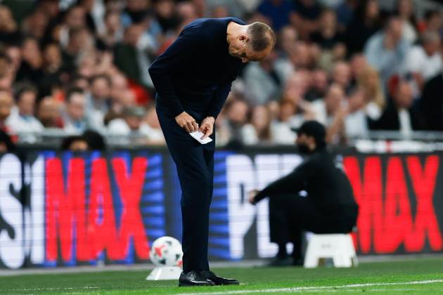 England Head Coach Thomas Tuchel jots down instructions in his notepad England v Czechia, UEFA Nations League, Football, Wembley Stadium, London, UK - 06 Oct 2026London Wembley Stadium United Kingdom  Copyright: xMattxImpey Shutterstockx 17188908cv