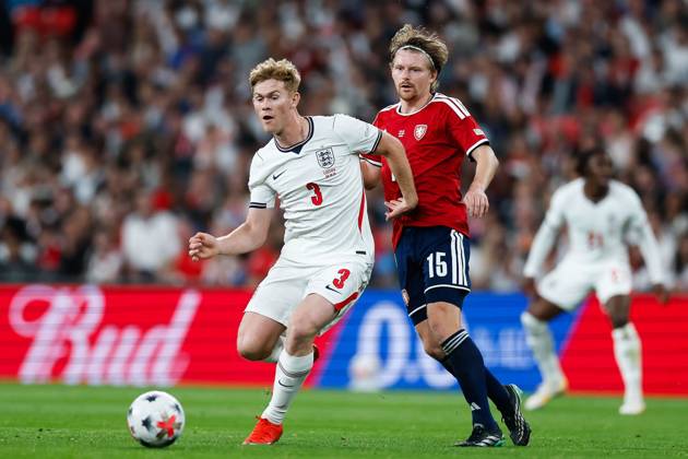 Lewis Hall of England under pressure from Pavel Sulc of Czechia England v Czechia, UEFA Nations League, Football, Wembley Stadium, London, UK - 06 Oct 2026London Wembley Stadium United Kingdom  Copyright: xMattxImpey Shutterstockx 17188908cn