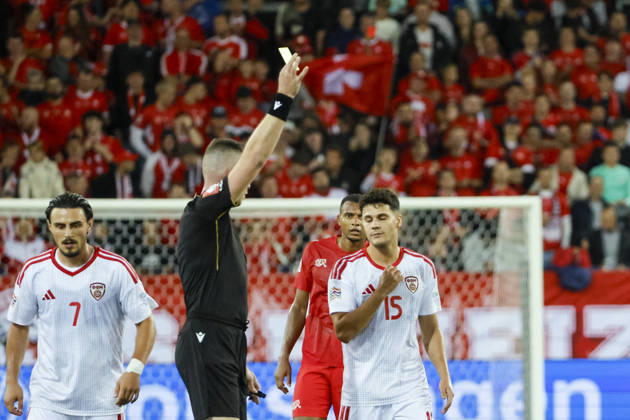 Agon Elezi (Nordmazedonien, 15) bekommt die gelbe Karte von Schiedsrichter Edgars Malcevs (LVA) , Schweiz, UEFA , Nations League, Matchday 4, Schweiz vs. Nordmazedonien, 06.10.2026, Luzern Swissporarena Schweiz Copyright: xGrantxHubbsx