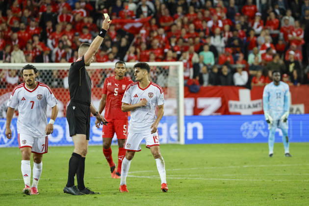 Agon Elezi (Nordmazedonien, 15) bekommt die gelbe Karte von Schiedsrichter Edgars Malcevs (LVA) , Schweiz, UEFA , Nations League, Matchday 4, Schweiz vs. Nordmazedonien, 06.10.2026, Luzern Swissporarena Schweiz Copyright: xGrantxHubbsx