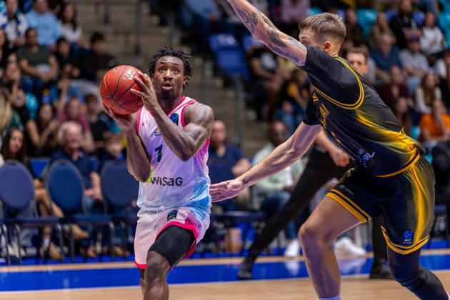 FRANKFURT AM MAIN, GERMANY - OCTOBER 6: Isaiah Swope (Skyliners Frankfurt, 1) with ball during the BKT EuroCup 2026 27, match between Frankfurt Skyliners vs. BC Siauliai at Suewag Energie Arena on October 6, 2026 in Frankfurt am Main, Germany. Hessen Germany Copyright: xBEAUTIFULxSPORTS Freudensteinx